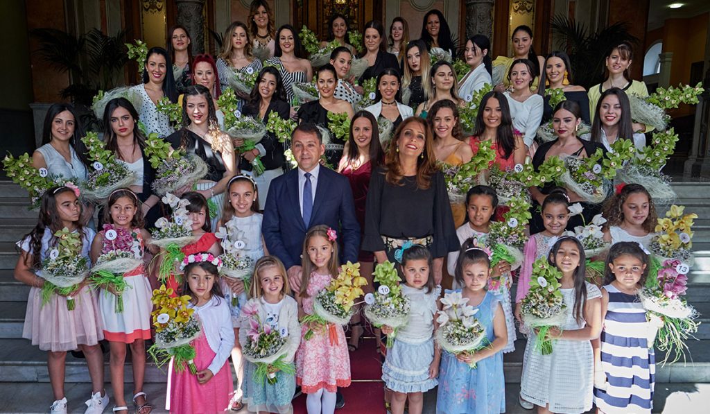 El alcalde, José Manuel Bermúdez, recibió ayer a las candidatas a Reina de las Fiestas de Mayo en el Ayuntamiento de Santa Cruz. Andrés Gutiérrez