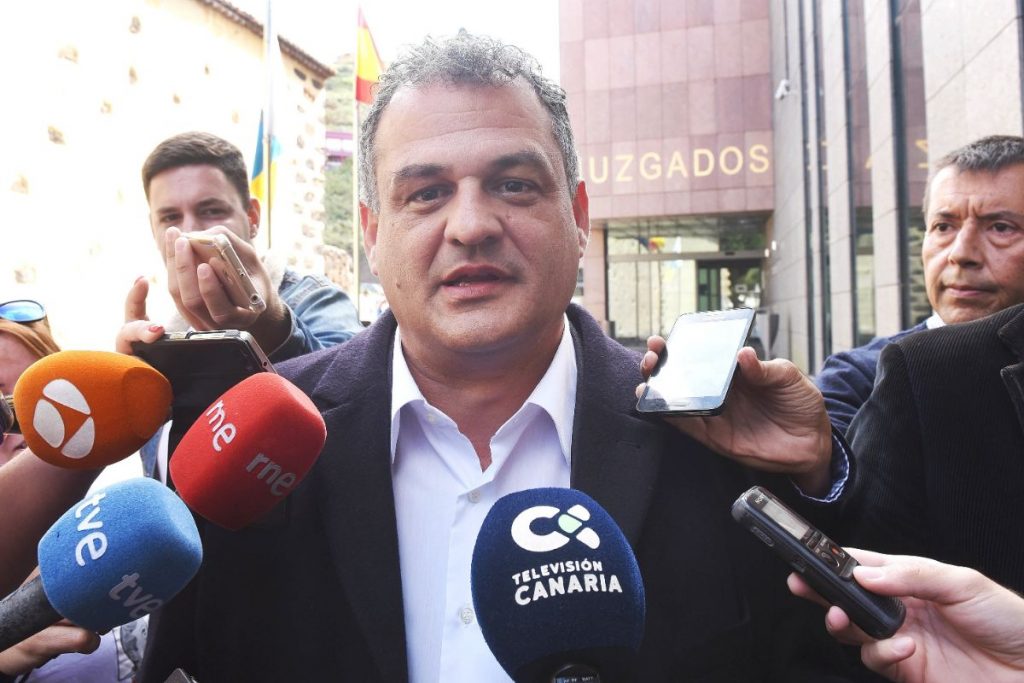El alcalde de La Laguna atiende brevemente a los periodistas tras declarar ayer en el juzgado. Sergio Méndez