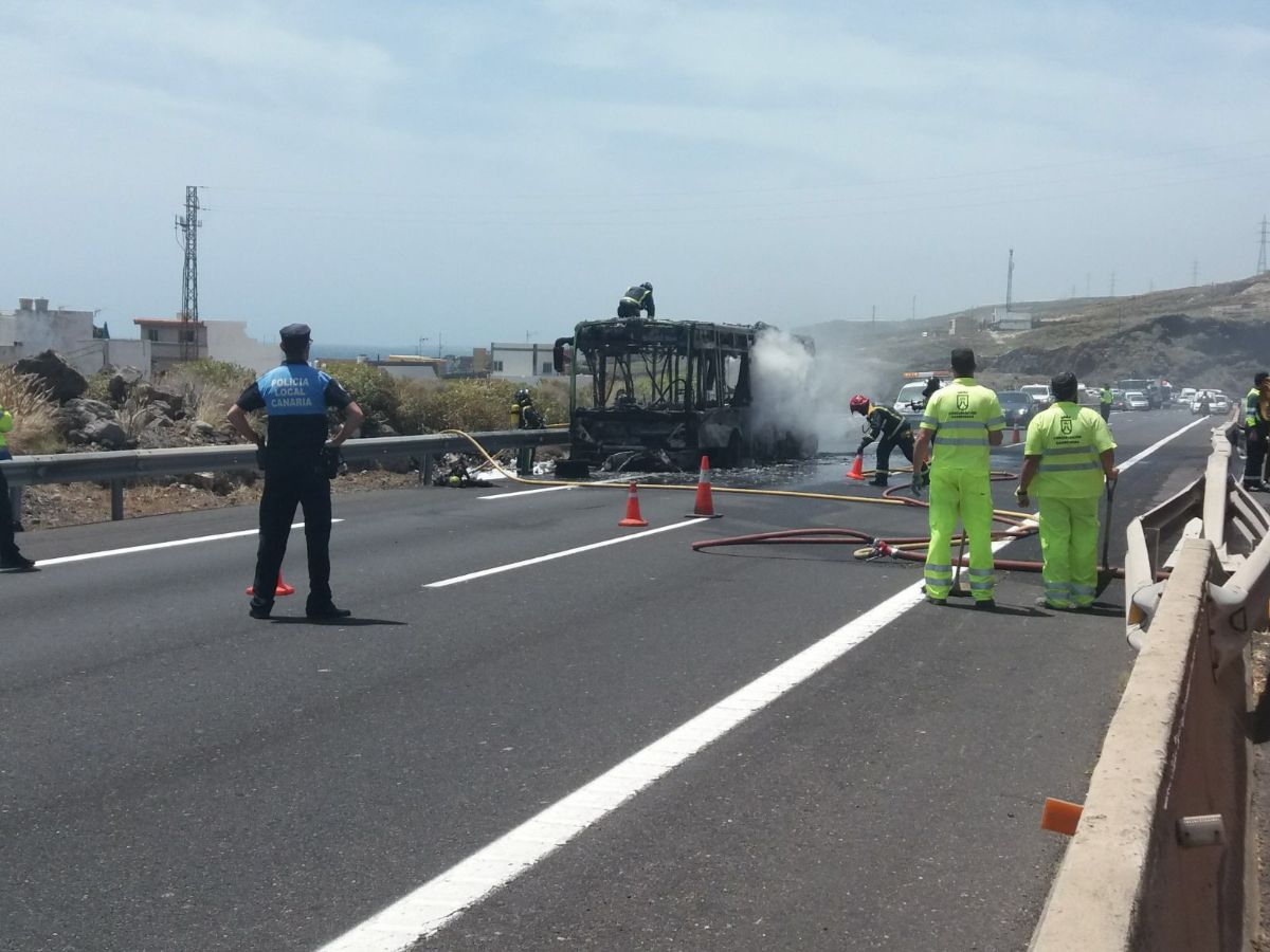 Guagua calcinada el pasado viernes en la TF-1, a la altura de Güímar, que provocó importantísimas retenciones. El vehículo quedó absolutamente destrozado. DA