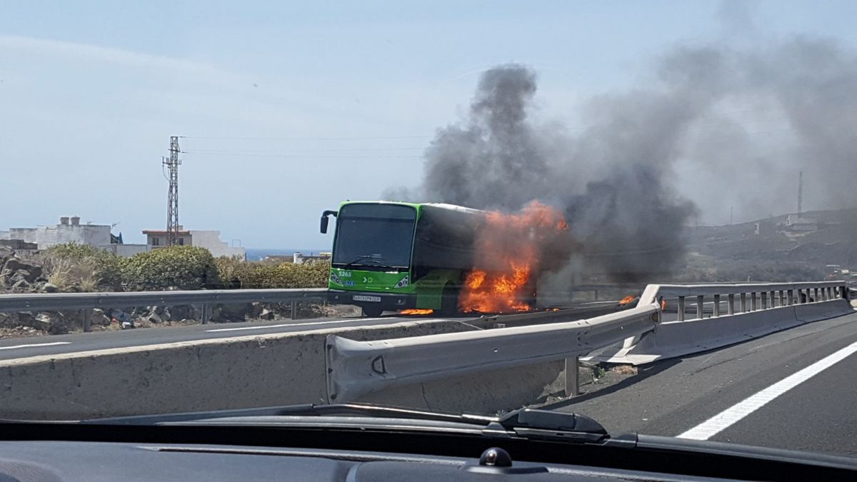 El incendio de la guagua se produjo en un lateral del vehículo, donde está ubicado el motor. DA