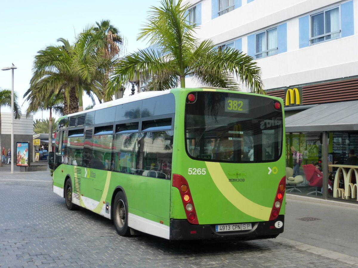 La guagua siniestrada el viernes en la TF-1, realizaba trayectos del servicio urbano en el Puerto de la Cruz. DA