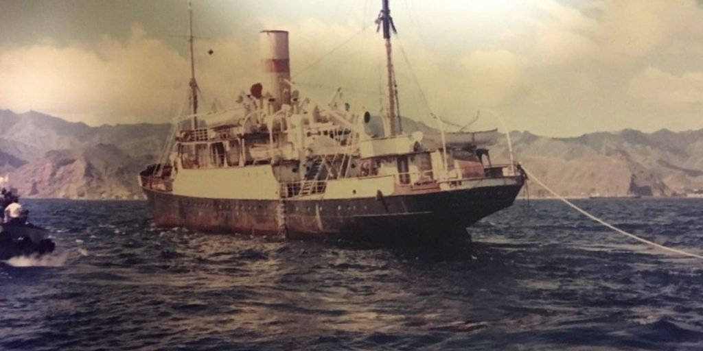 El remolcador de la Cory tira de La Palma en su último viaje para dejarlo atracado en el puerto de Santa Cruz de Tenerife. AIN