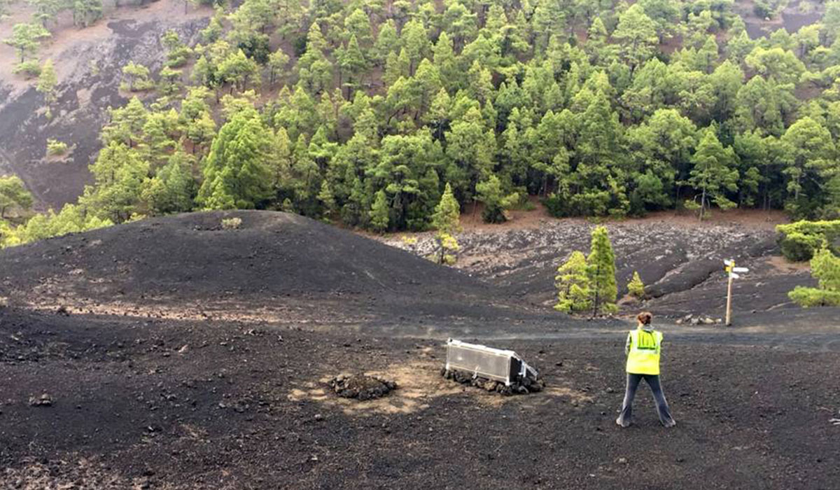 Instalación de una estación sísmica portátil del IGN en Cumbre Vieja (La Palma). DA