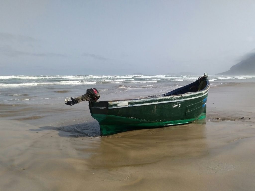 Imagen de archivo de una patera llegada a la costa de Lanzarote. / Foto: Guardia Civil