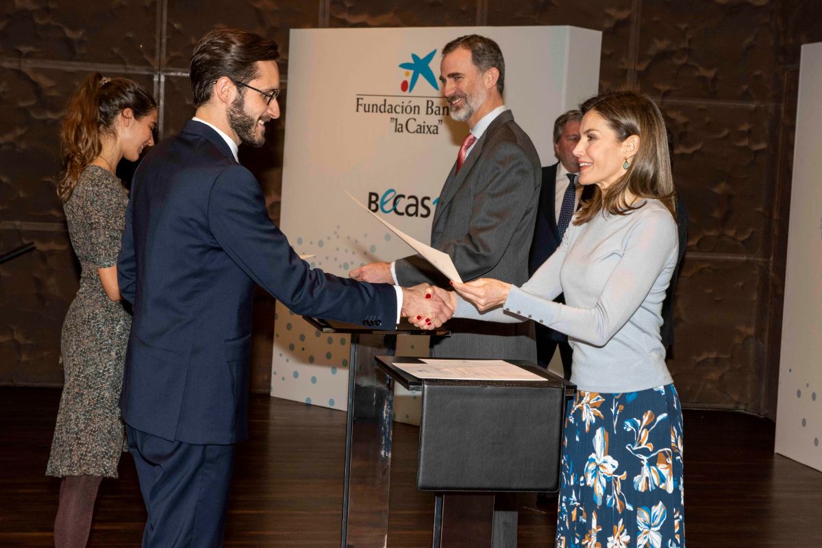 Los Reyes Felipe y Letizia entregan las becas de La Caixa. | EP