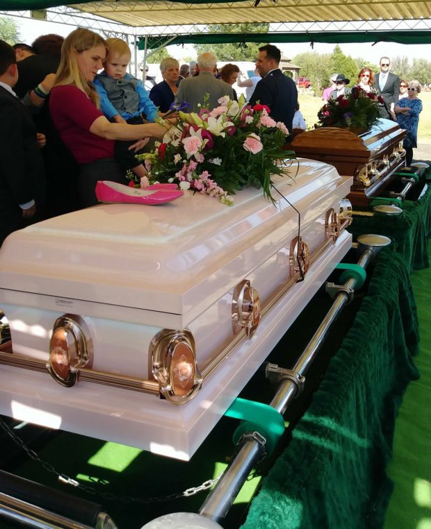 Funeral de los padres de los pequeños. / METRO