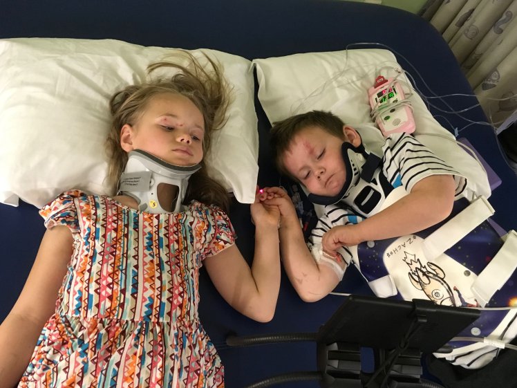 Los dos pequeños, por fin juntos en el hospital. / METRO