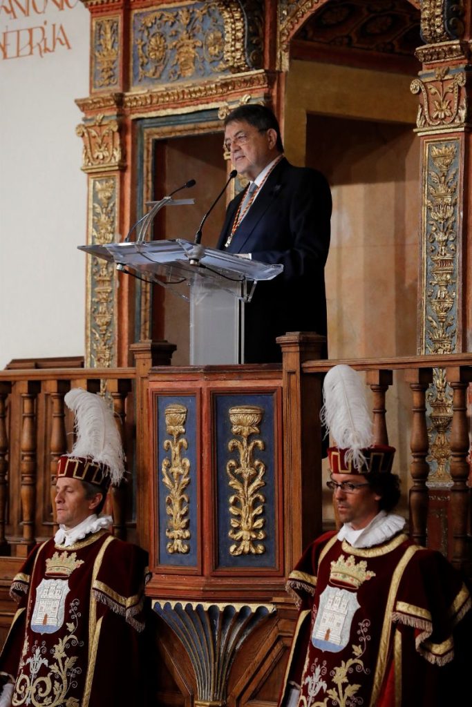 Los Reyes imponen la medalla del Premio Cervantes al escritor Sergio Ramírez. | EP