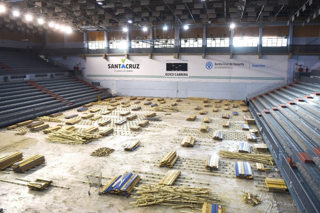 Las primeras obras proyectadas en el recinto deportivo santacrucero comenzaron esta misma semana con la retirada de la superficie de juego anterior. Sergio Méndez