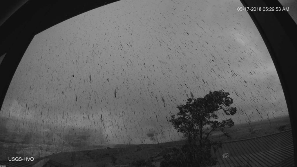 Cenizas que han comenzado a caer tras la erupción explosiva de esta mañana del volcán Kilauea. / USGS