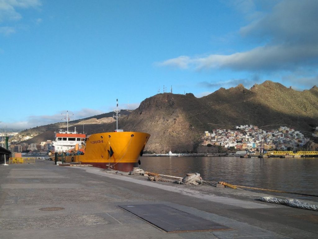 Las embarcaciones `Florence B´ y `Petrobay´ atienden en la actualidad las necesidades de suministro de los barcos que recalan en el puerto capitalino. | DA