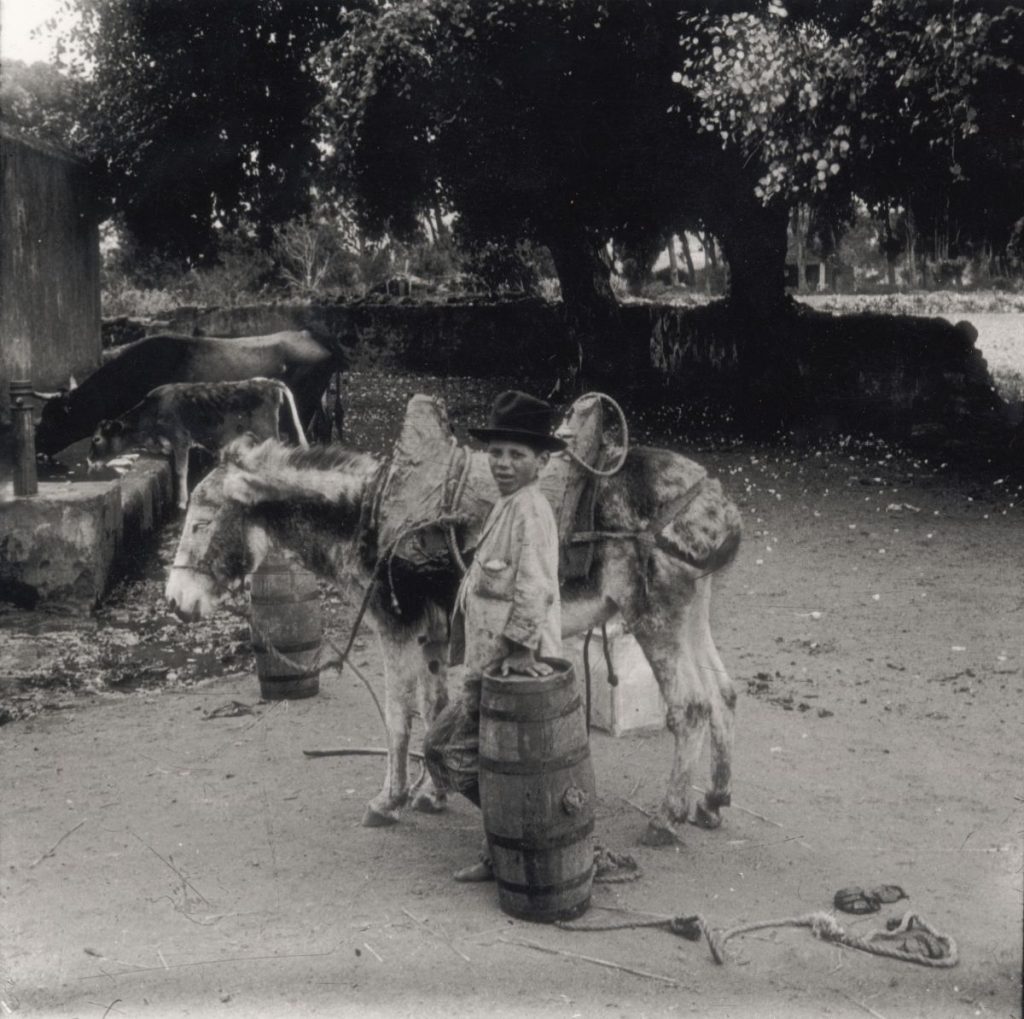 NIño aguador, hacia 1900. | Foto: Fedac