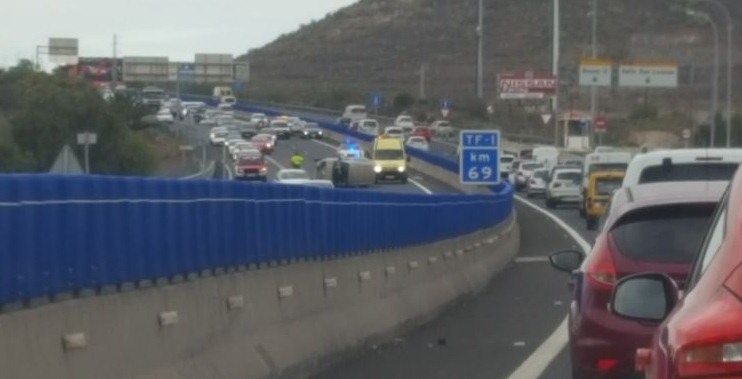 Coche volcado en la TF-1. / L@S JARDINER@S