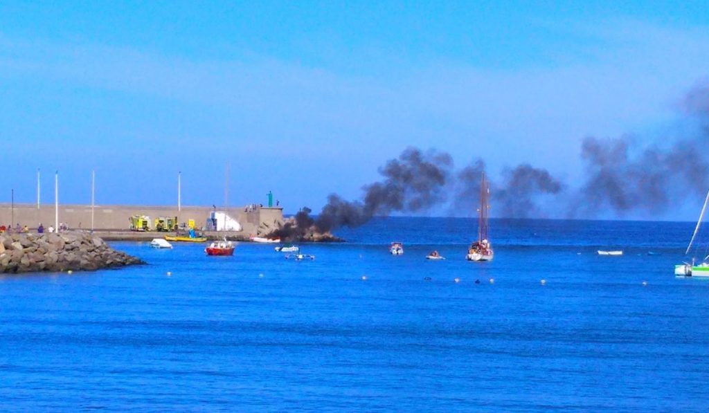 Lancha ardiendo en el Puerto de Arguineguín. DA