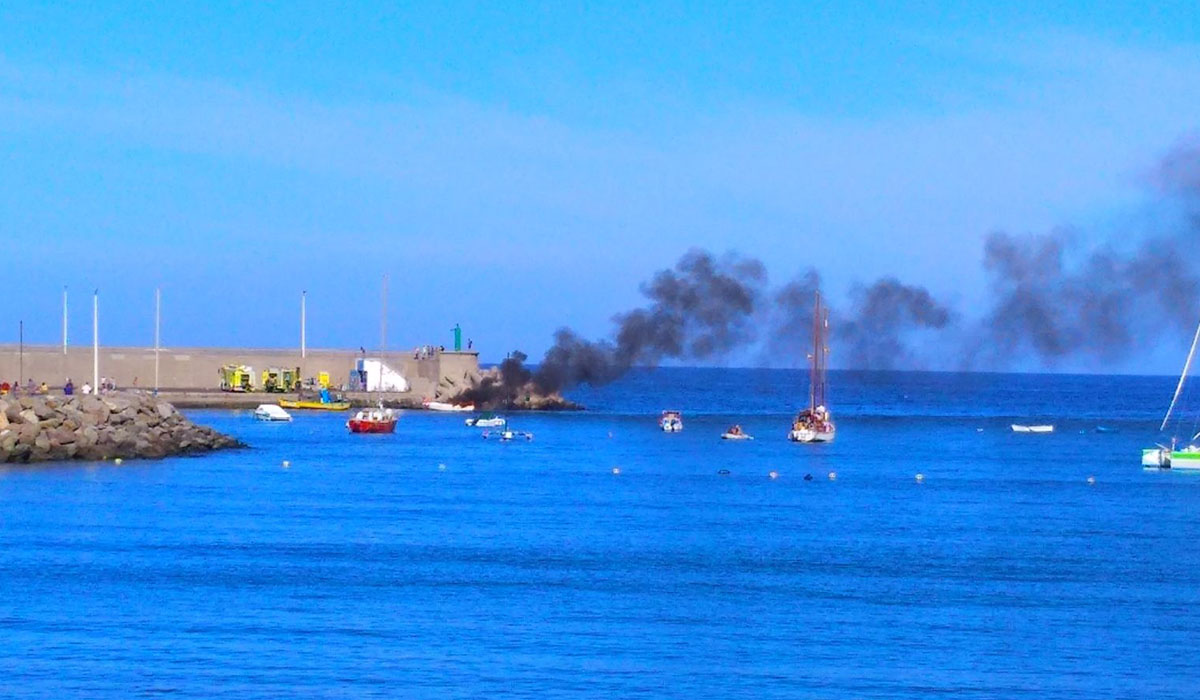 Lancha ardiendo en el Puerto de Arguineguín. DA