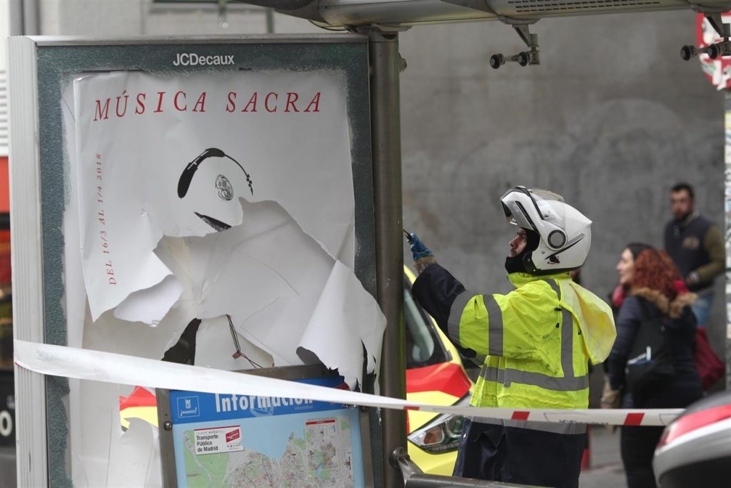 Agente de la policía municipal en Lavapiés (Madrid) tras los disturbios. | EP