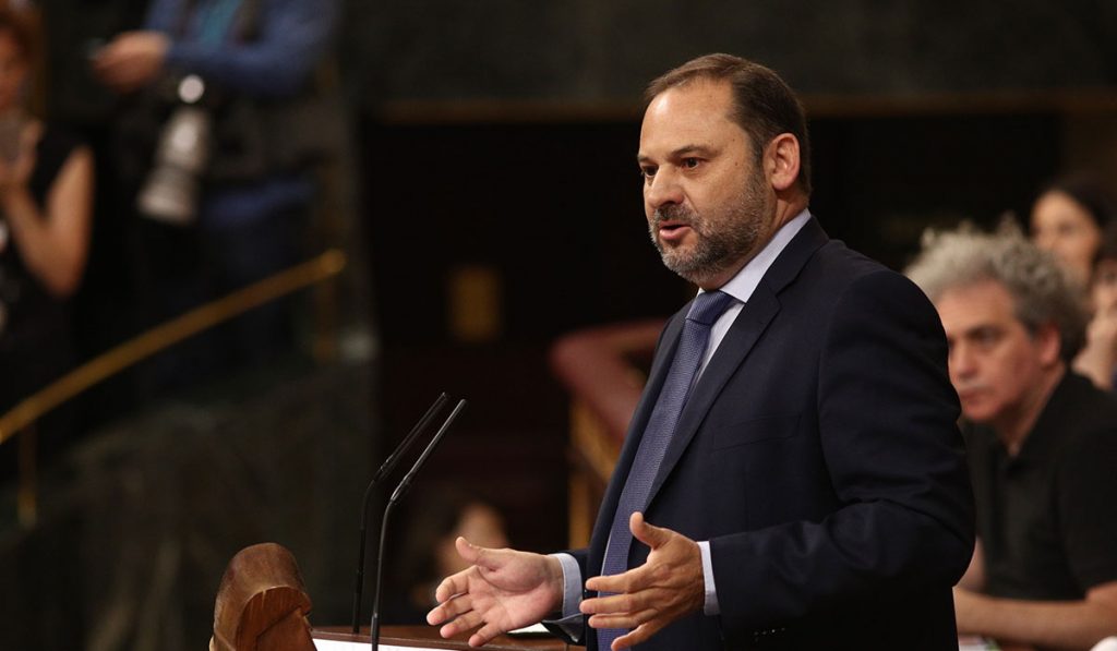 Esta decisión del Ministerio de Fomento afecta directamente a tres autopistas (AP-1 entre Burgos y Armiñón, AP-7 entre Alicante y Tarragona y AP-4 entre Sevilla y Cádiz). | EP