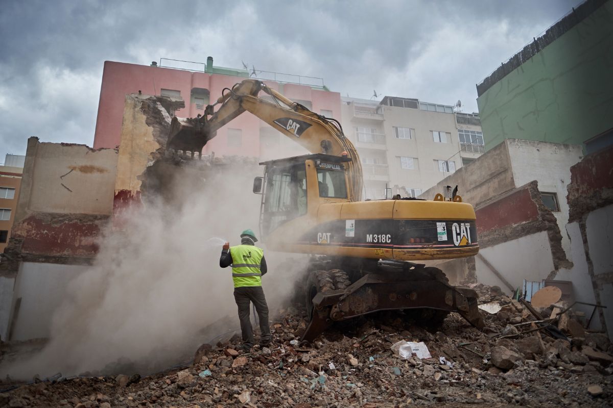 Las palas comenzaron el derribo de los edificios bien temprano, provocando una intensa polvareda. Andrés Gutiérrez