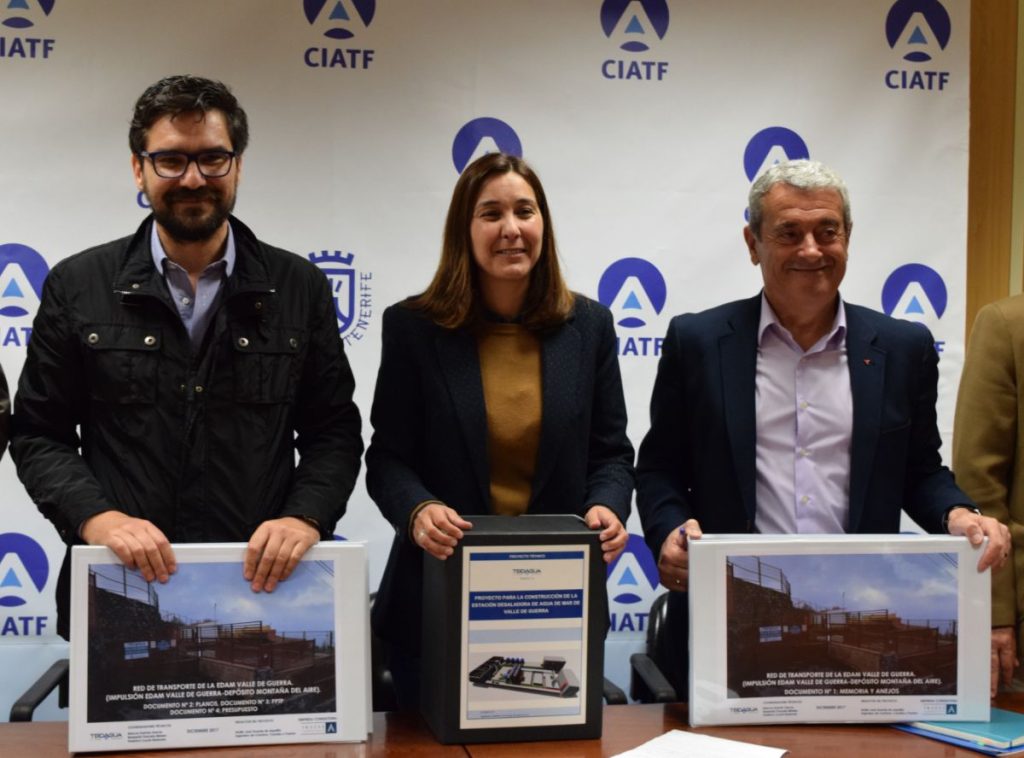 Manuel Martínez (izq.), Mónica Martín y Aurelio Abreu, ayer, en la presentación del proyecto de la desaladora. DA