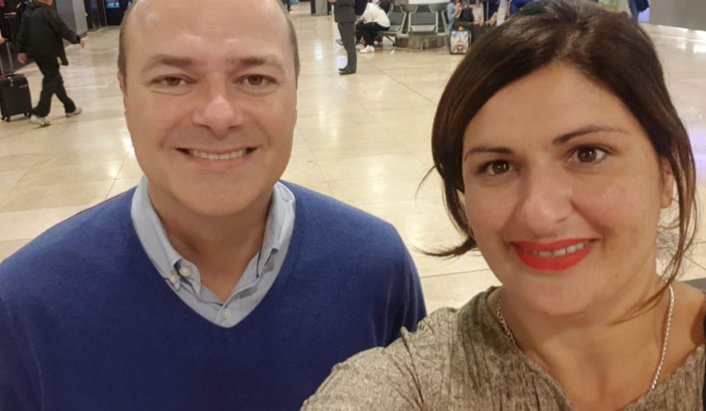 Luisa Castro y Augusto Hidalgo, en Barajas, antes de embarcar hacia China. DA