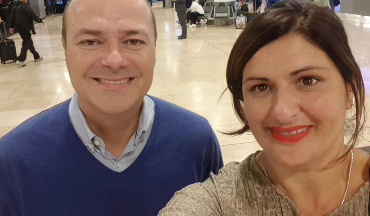 Luisa Castro y Augusto Hidalgo, en Barajas, antes de embarcar hacia China. DA