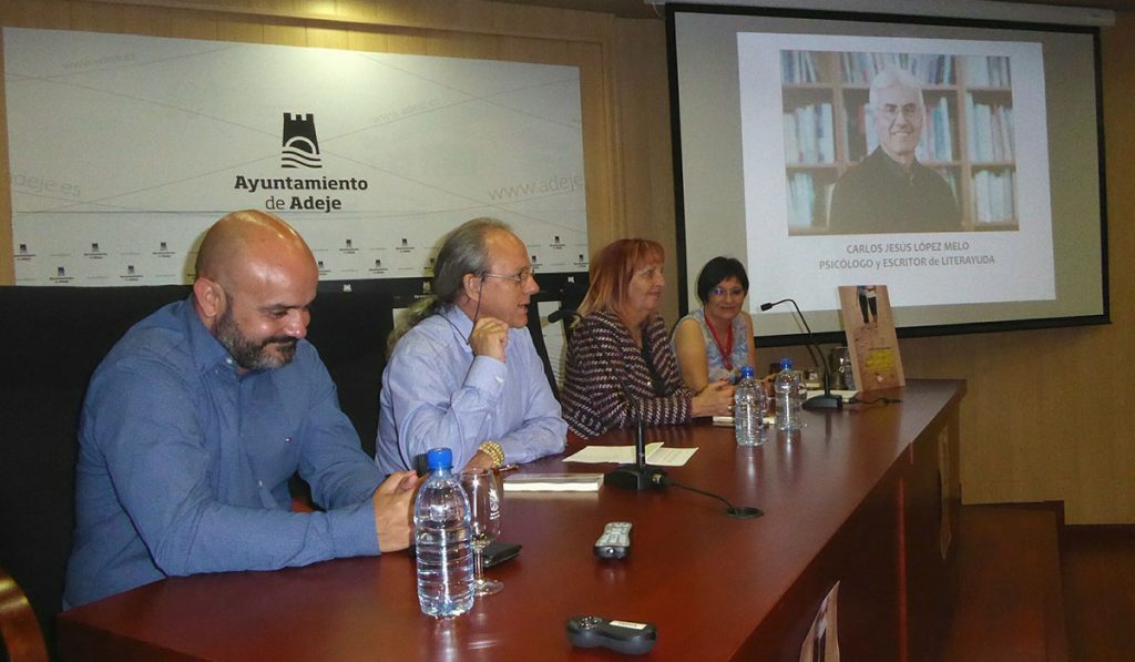 Momento de la presentación del libro el pasado viernes en el Centro de Desarrollo Turístico de Costa Adeje. DA
