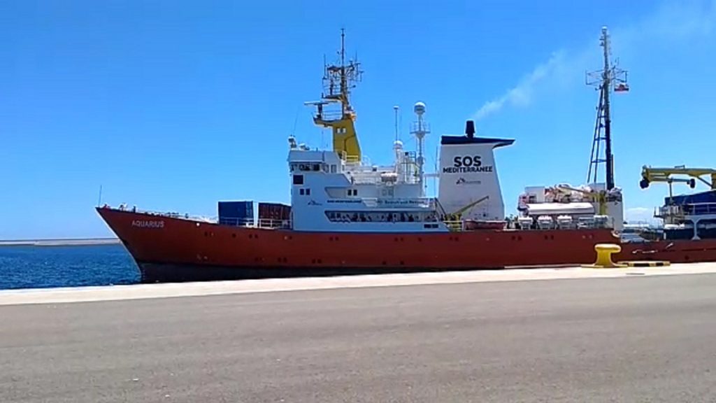 El Aquarius parte del puerto de Valencia. | EP