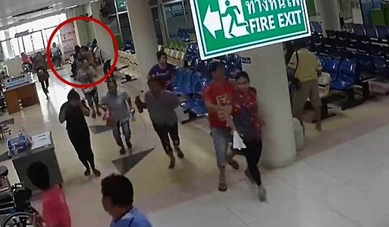 Momento del tiroteo en la sala de espera del hospital. / DAILY MAIL