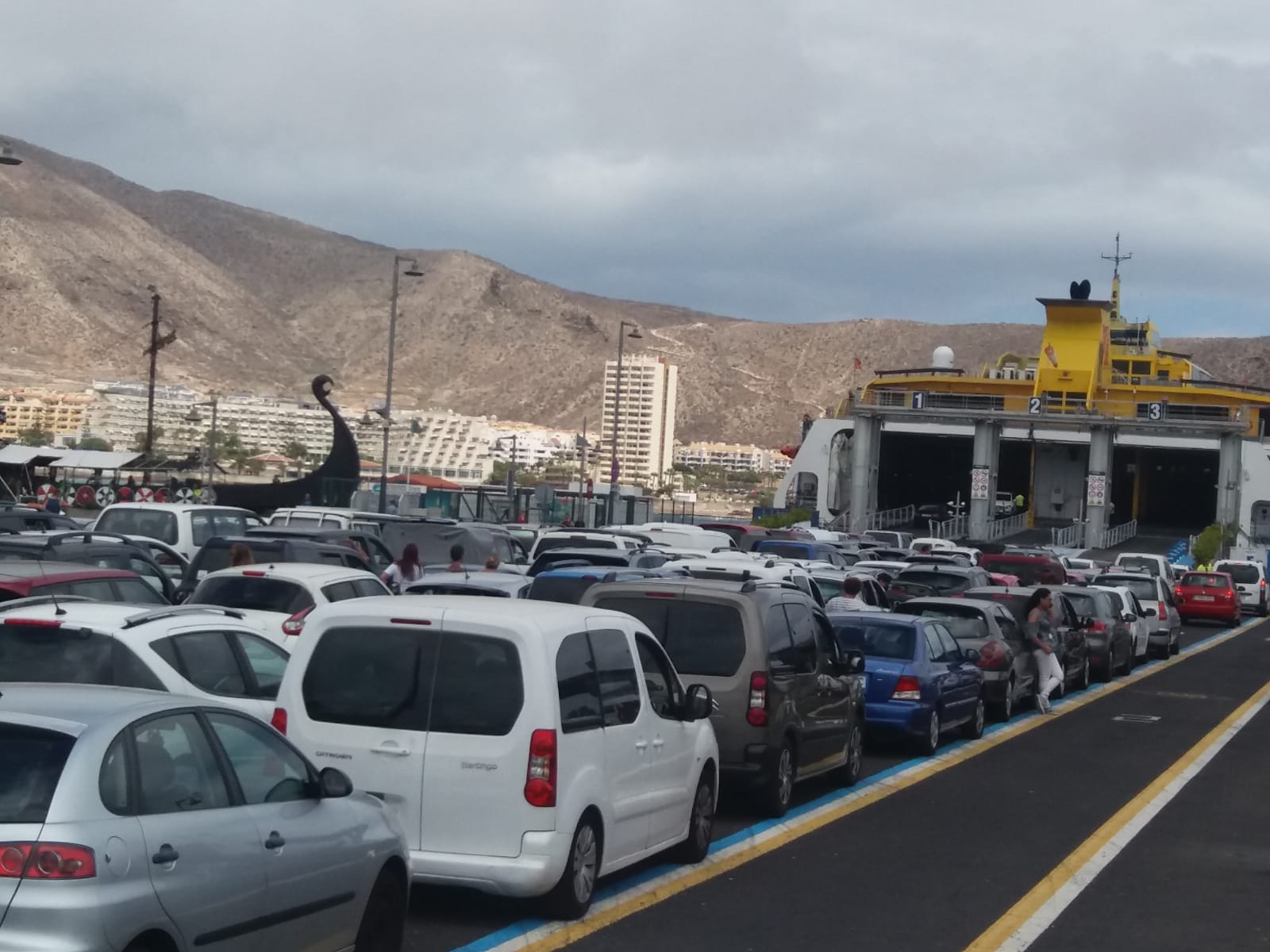 Puerto de Los Cristianos, el primer día de la Operación Salida. / DA