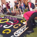 Grandes y pequeños trabajaron juntos en la confección de tapices y corridos que conformaron el trayecto por el que discurrió la procesión del Santísimo. Sergio Méndez
