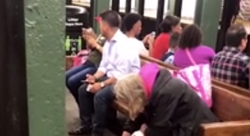 La mujer, depilándose en pleno andén del metro neoyorquino. / METRO
