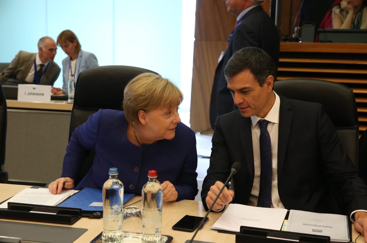 Pedro Sánchez y Angela Merkel, durante la cumbre en Bruselas sobre inmigración. / TWITTER PEDRO SÁNCHEZ