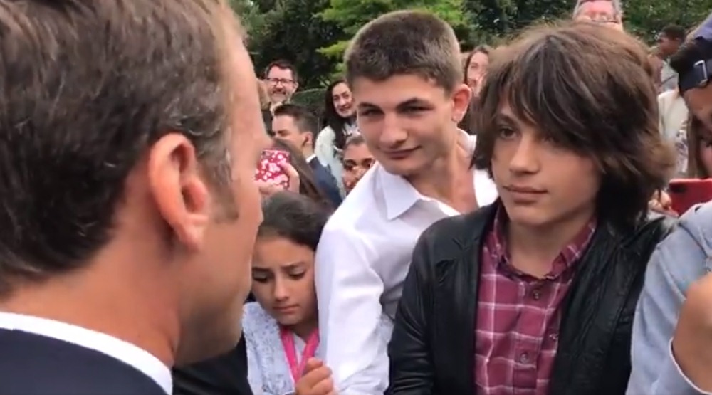 Macron, reprendiendo al adolescente. / TWITTER MACRON