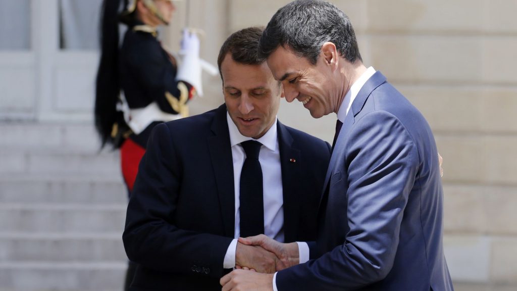 El presidente de Francia, Emmanuel Macron, junto al presidente español Pedro Sánchez durante su encuentro hoy en Francia. | EE