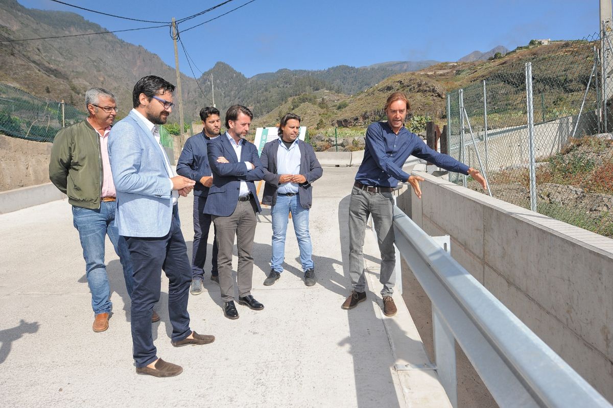 El técnico del Ciatf, Juan Pardo, explica sobre el terreno, a las autoridades insulares y municipales, cómo se encauzarán las escorrentías. Norchi