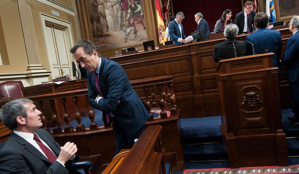El presidente Clavijo y José Miguel Ruano, portavoz del Grupo Nacionalista, hablan en la Cámara Regional. DA