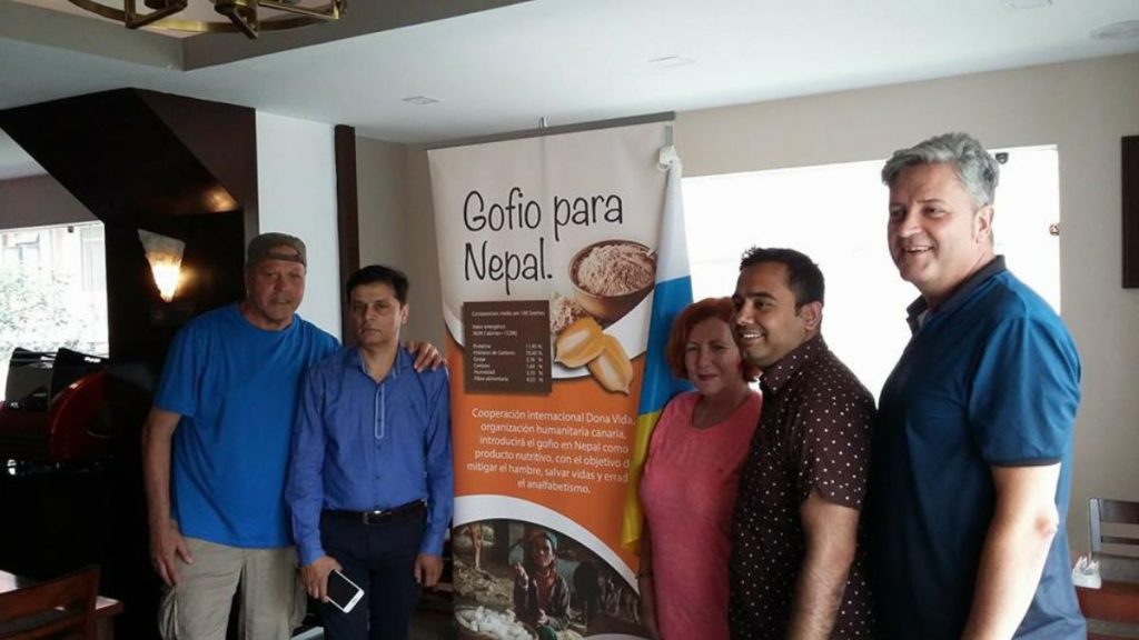 Los integrantes de la nueva expedición de la ONG canaria Dona Vida llevaron sus proyectos de ayuda humanitaria a varias aldeas rurales de Nepal, en una de las cuales ya han instalado un molino eléctrico para la elaboración de gofio. | R. L.