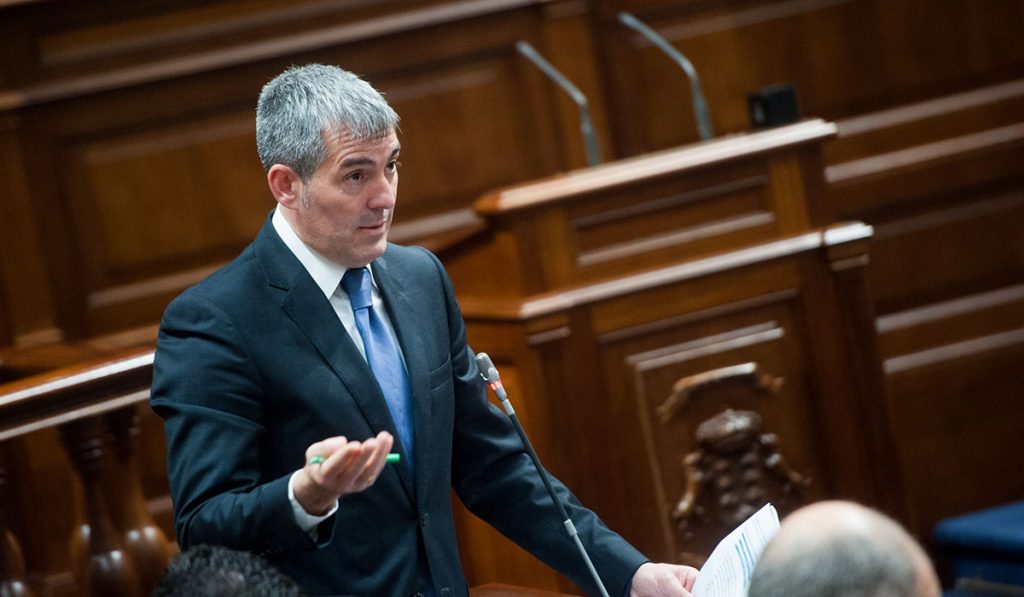 El presidente del Gobierno de Canarias, Fernando Clavijo, en la sesión parlamentaria de control. Fran Pallero