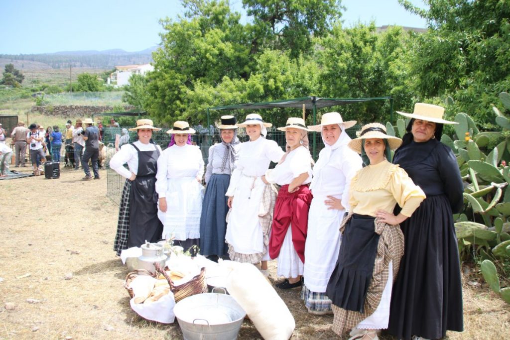 Taucho recordó ayer, a través de escenificaciones costumbristas de sus propios vecinos, el trabajo de las lavanderas, el ordeño de cabras y la trasquila de ovejas. Carol Correa
