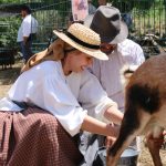 Taucho recordó ayer, a través de escenificaciones costumbristas de sus propios vecinos, el trabajo de las lavanderas, el ordeño de cabras y la trasquila de ovejas. Carol Correa