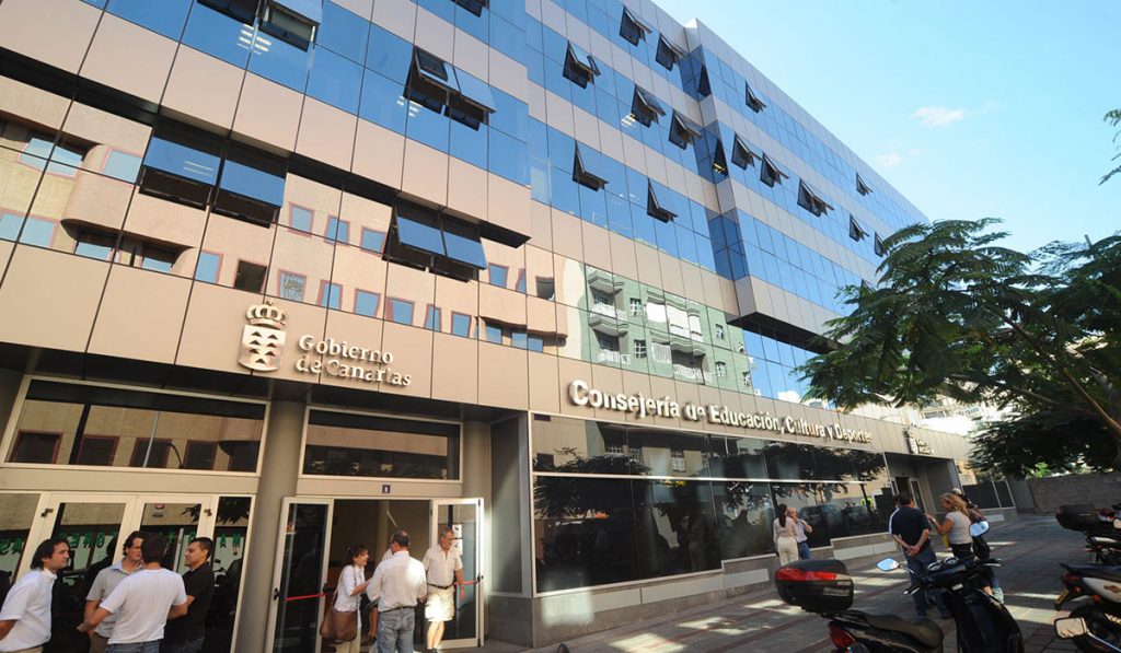 El solar en el que hoy se levanta la Consejería de Educación, edificio por el que el Gobierno canario paga un alquiler, fue uno de los que vendió Santa Cruz. F. P.