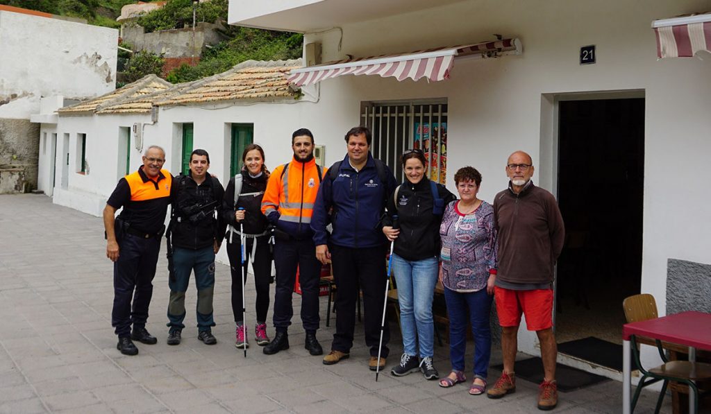 La comitiva municipal visitó Chamorga el pasado 1 de junio, fecha en la que llevaron a Isabelino (primero por la derecha) y a Juanita (segunda) material de emergencias. DA
