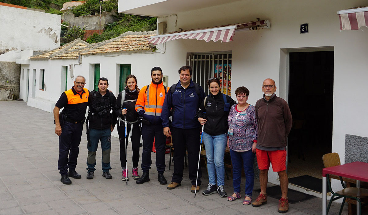 La comitiva municipal visitó Chamorga el pasado 1 de junio, fecha en la que llevaron a Isabelino (primero por la derecha) y a Juanita (segunda) material de emergencias. DA