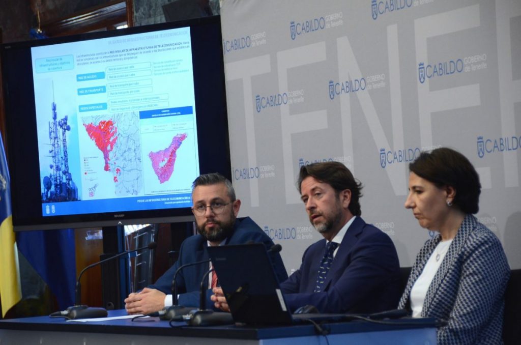 El presidente insular, Carlos Alonso, y el consejero Miguel Ángel Pérez (izq.) presentaron ayer el plan. DA