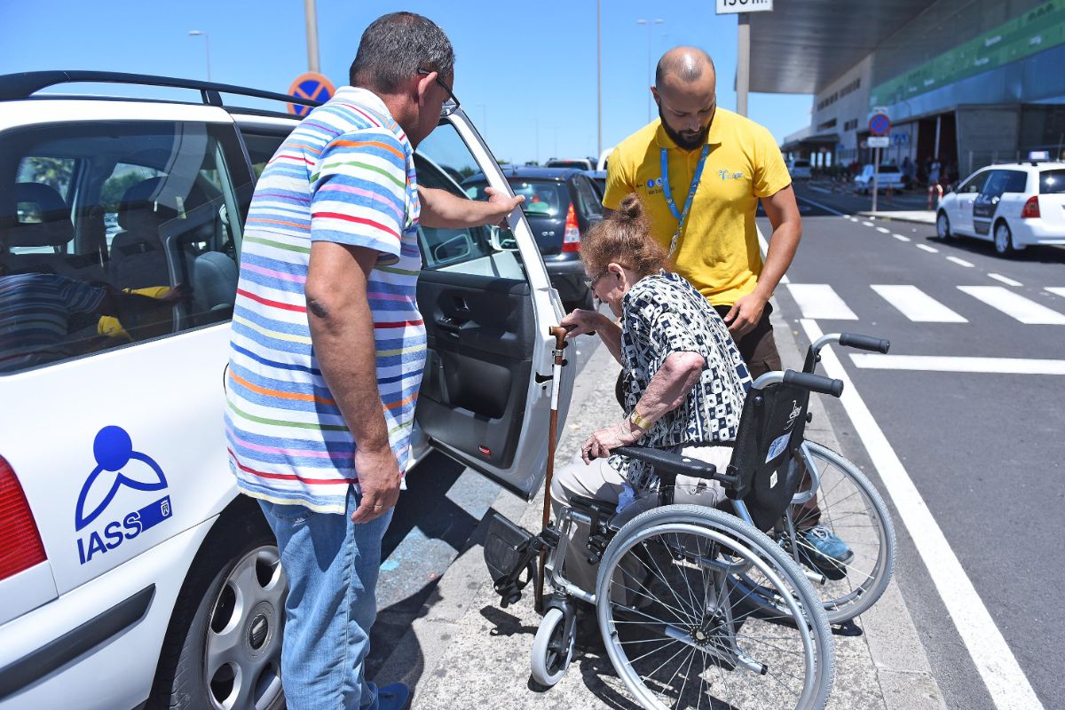 La anciana llegó ayer, desde Madrid, a Los Rodeos, donde la esperaba personal del IASS. S. M.