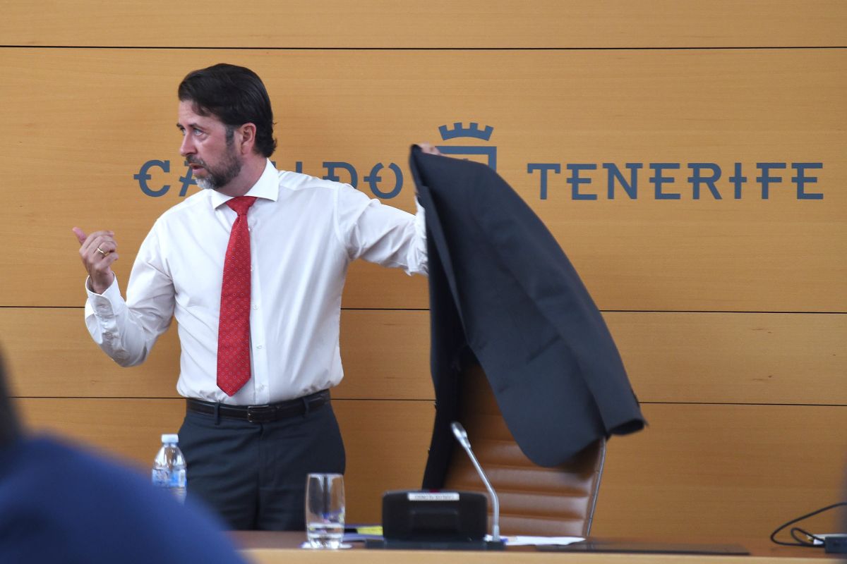 Imagen de Carlos Alonso, presidente del Cabildo de tenerife, ayer minutos antes de comenzar el pleno. Sergio Méndez