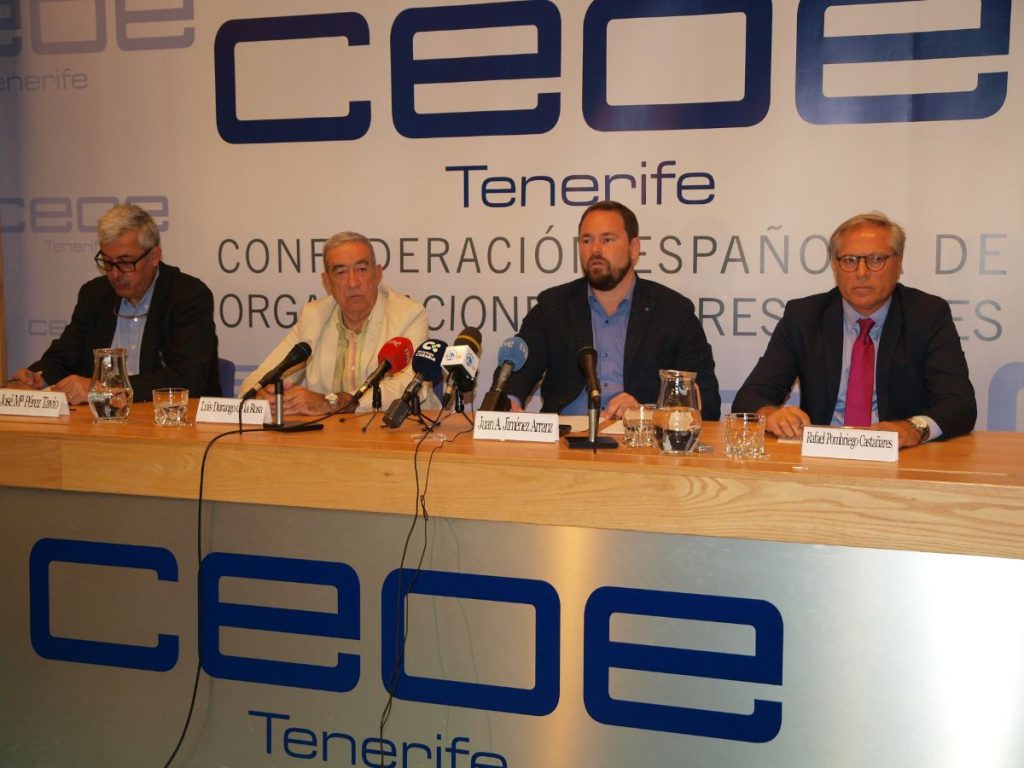 Imagen de los representantes del sector del rent a car ayer, durante la rueda de prensa. | J.L. Pérez