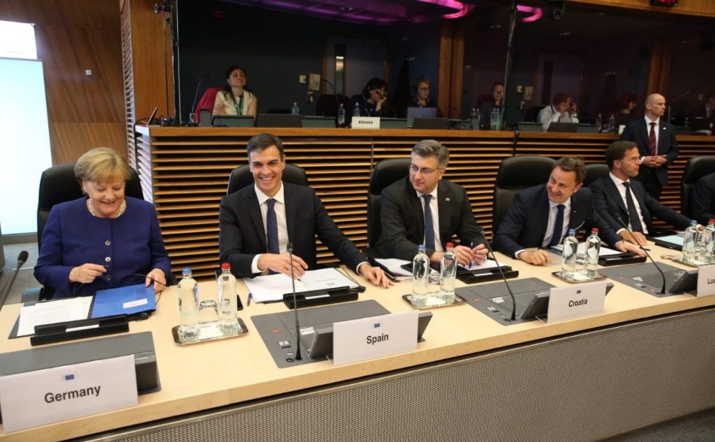 Pedro Sánchez y Angela Merkel, durante la cumbre en Bruselas sobre inmigración. / TWITTER PEDRO SÁNCHEZ