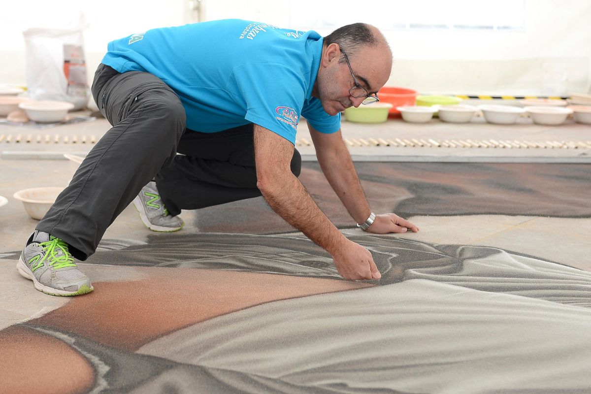 Para la elaboración de la alfombra de arenas volcánicas se tarda casi dos meses; el tapiz ya estará listo el miércoles por la tarde, el jueves es el día del Corpus villero. Sergio Méndez