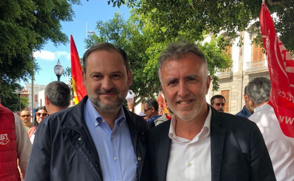 El ministro de Fomento, José Luis Ábalos, y el secretario general del PSOE en Canarias, Ángel Víctor Torres. DA